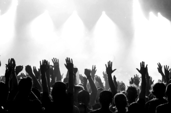 Building new communities: overcoming the network effect